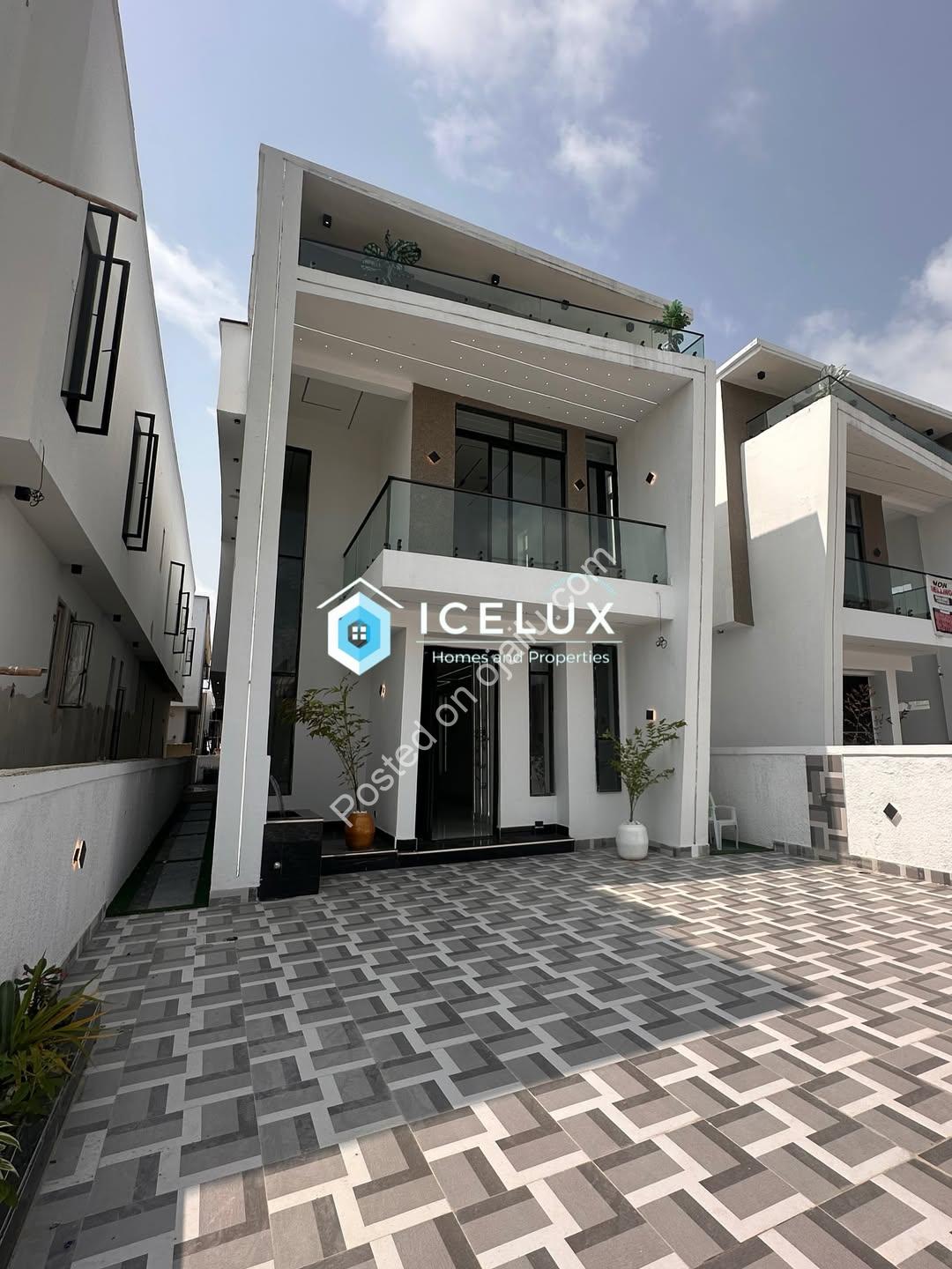 Sleek 5-Bedroom Haven with Private Pool in Ajah