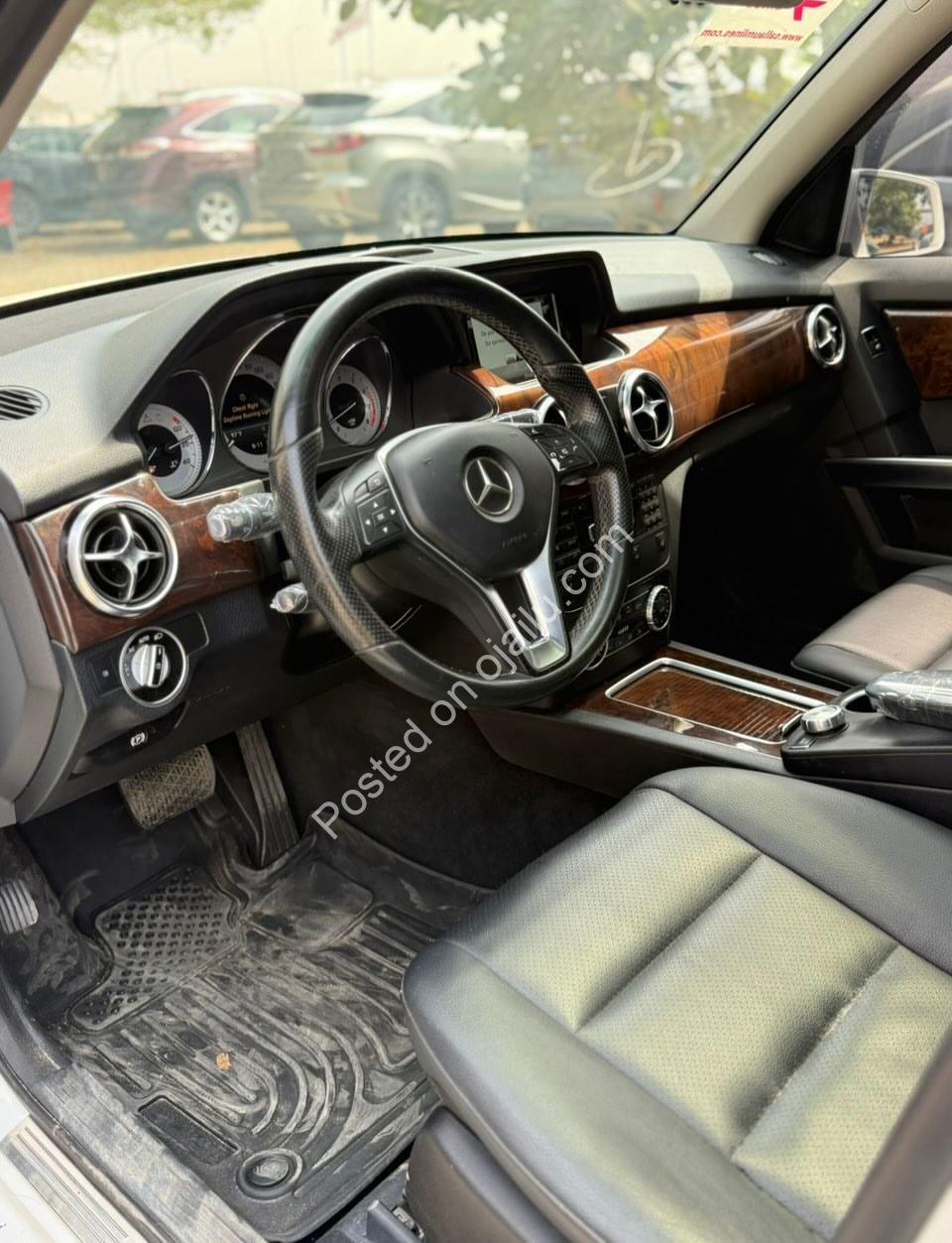 Luxury SUV: 2015 Mercedes GLK350 4MATIC, Panoramic Roof