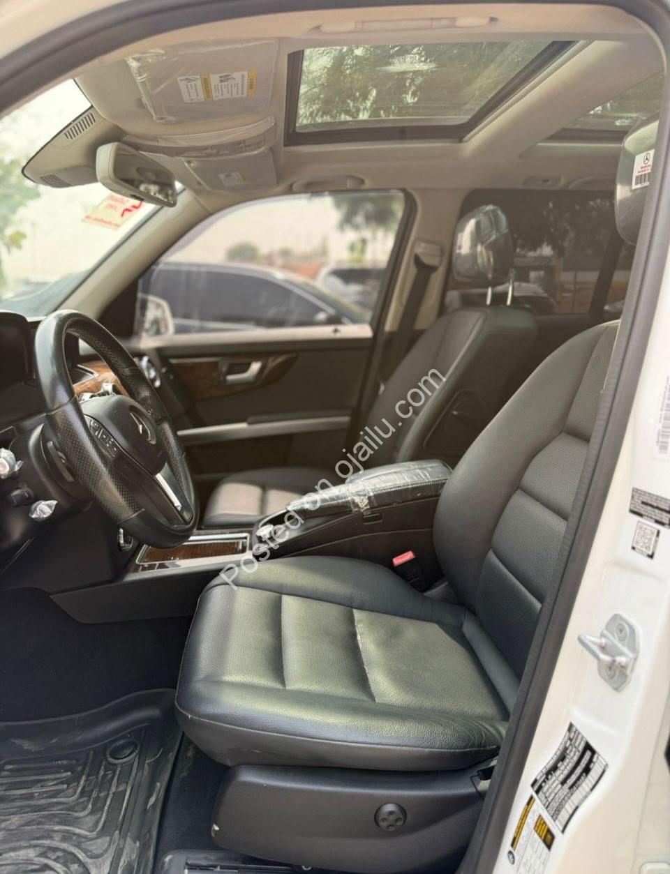 Luxury SUV: 2015 Mercedes GLK350 4MATIC, Panoramic Roof