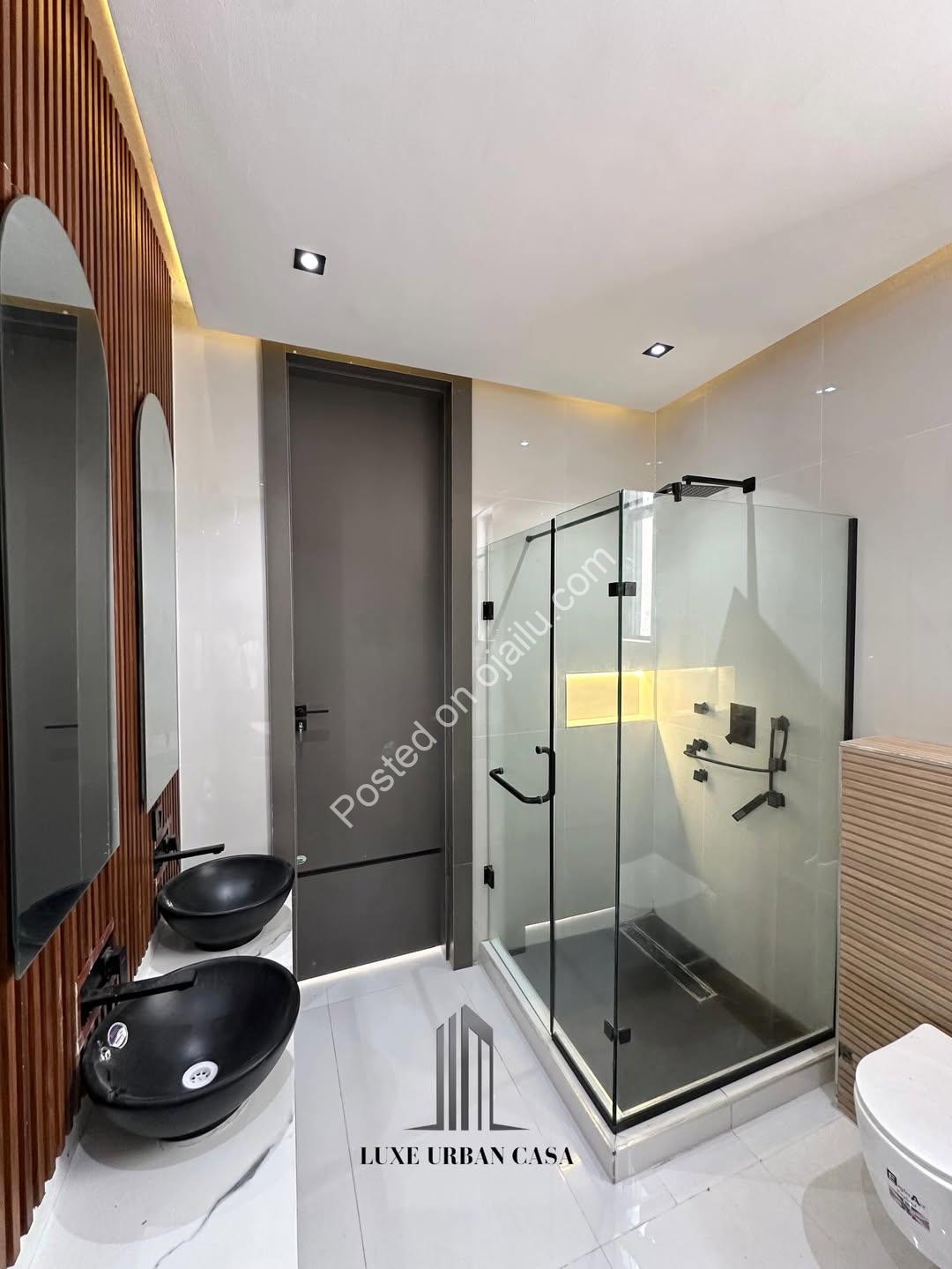 Chevron’s 5-Bedroom Oasis with Resort-Style Pool