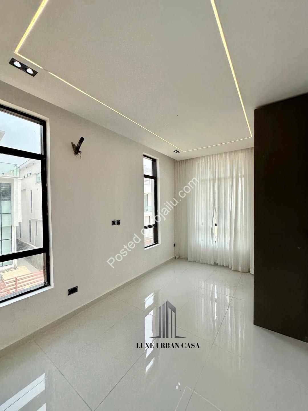 Chevron’s 5-Bedroom Oasis with Resort-Style Pool