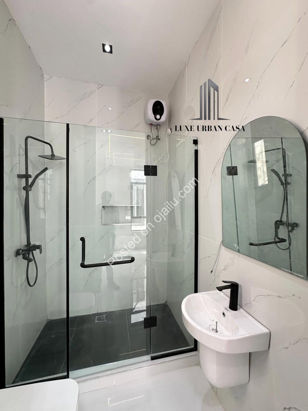 Chevron’s 5-Bedroom Oasis with Resort-Style Pool