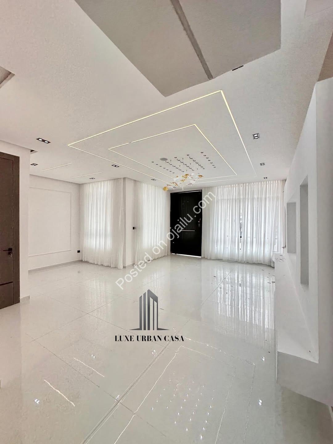 Chevron’s 5-Bedroom Oasis with Resort-Style Pool