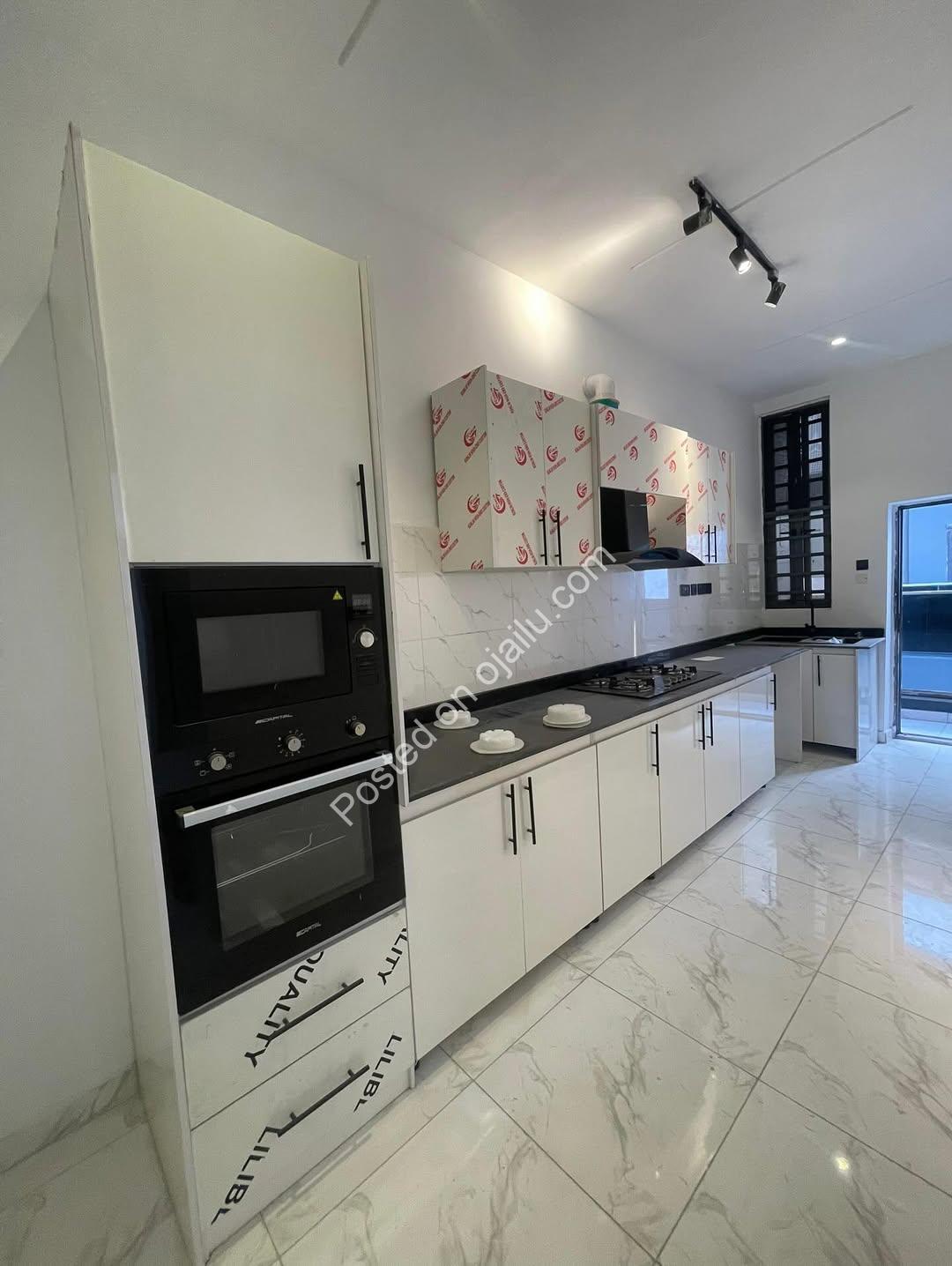 Sleek 1 & 2BR Apartments with Pool & Gym in Lekki