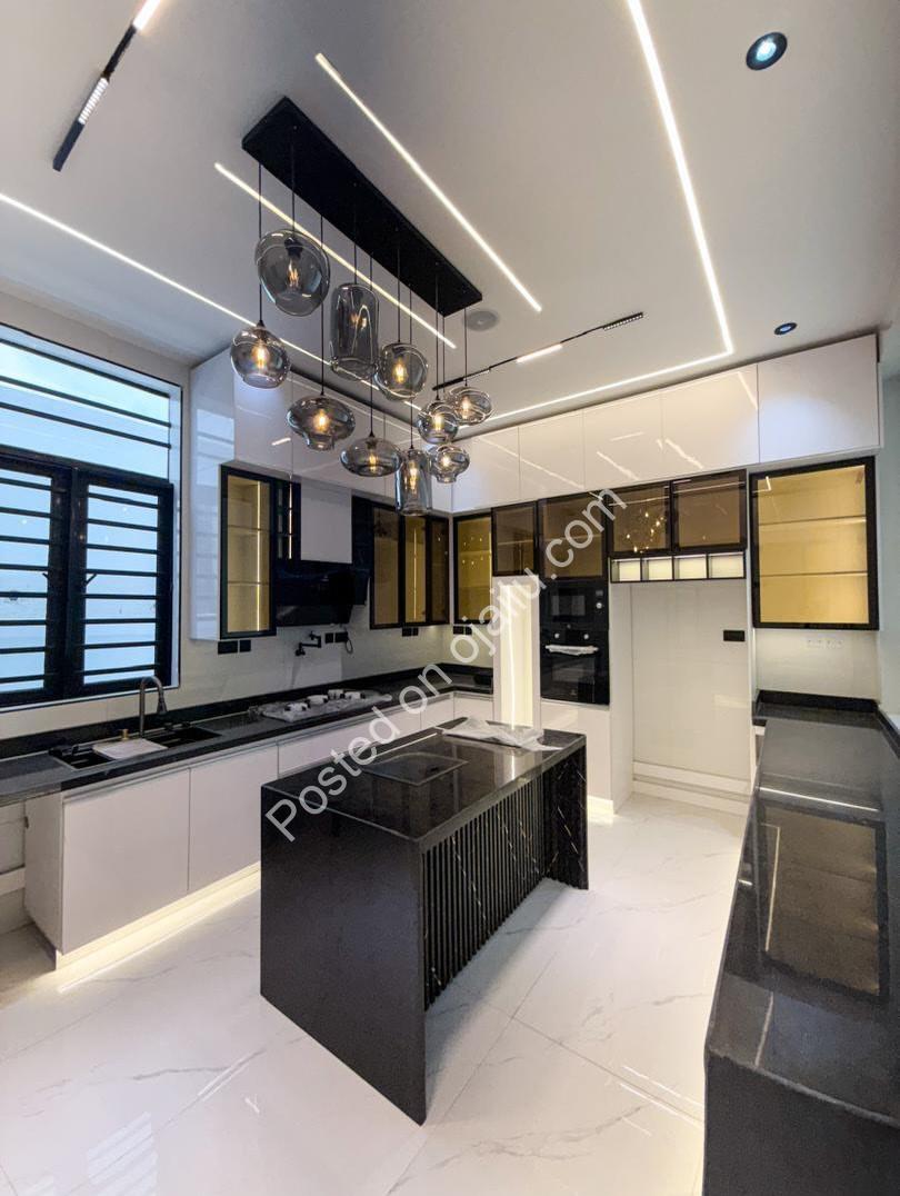 Spacious 5-Bedroom Haven with Pool & Rooftop Terrace