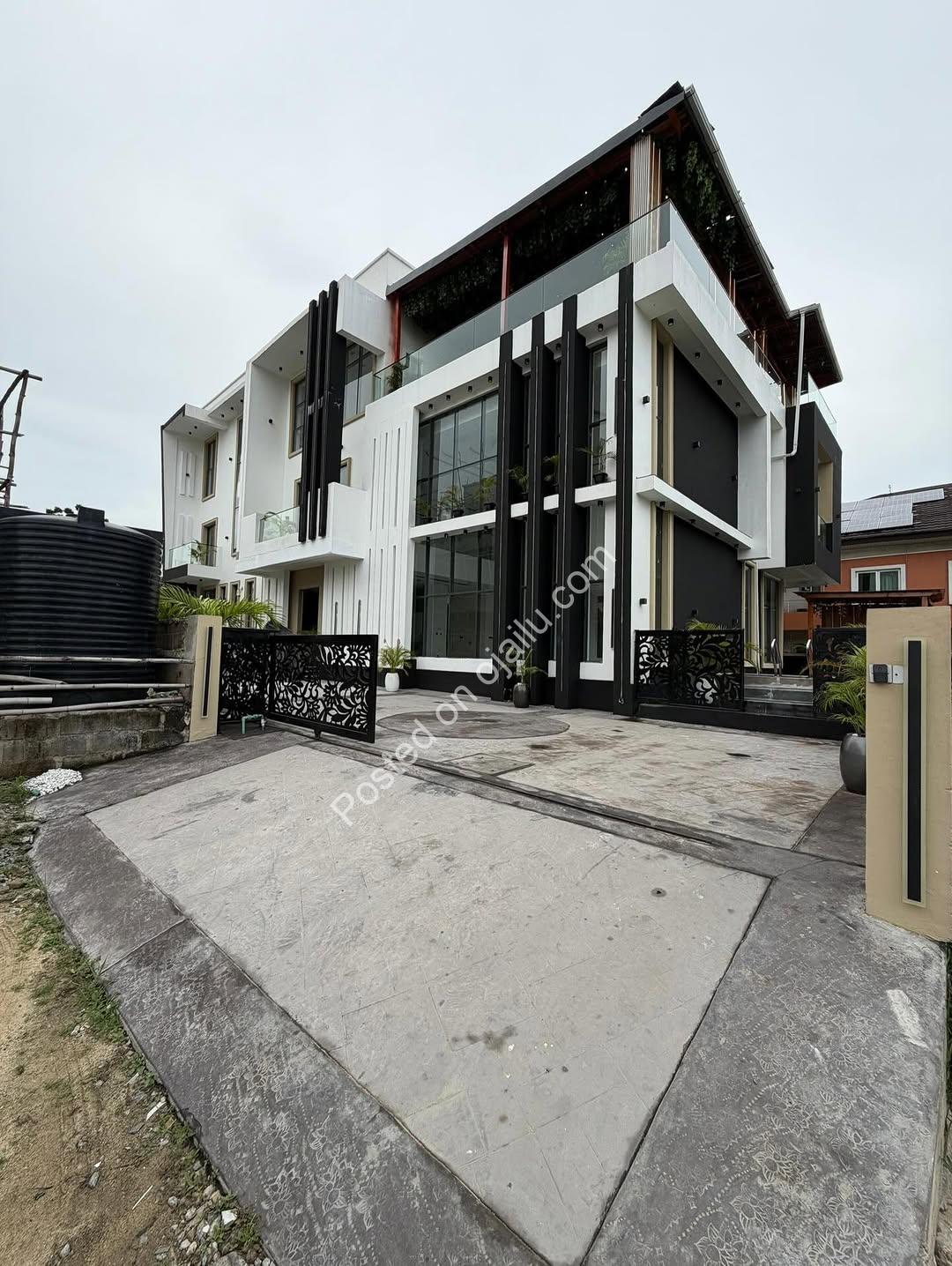 Stunning 5-Bed Duplex with Cinema & Pool in Lekki