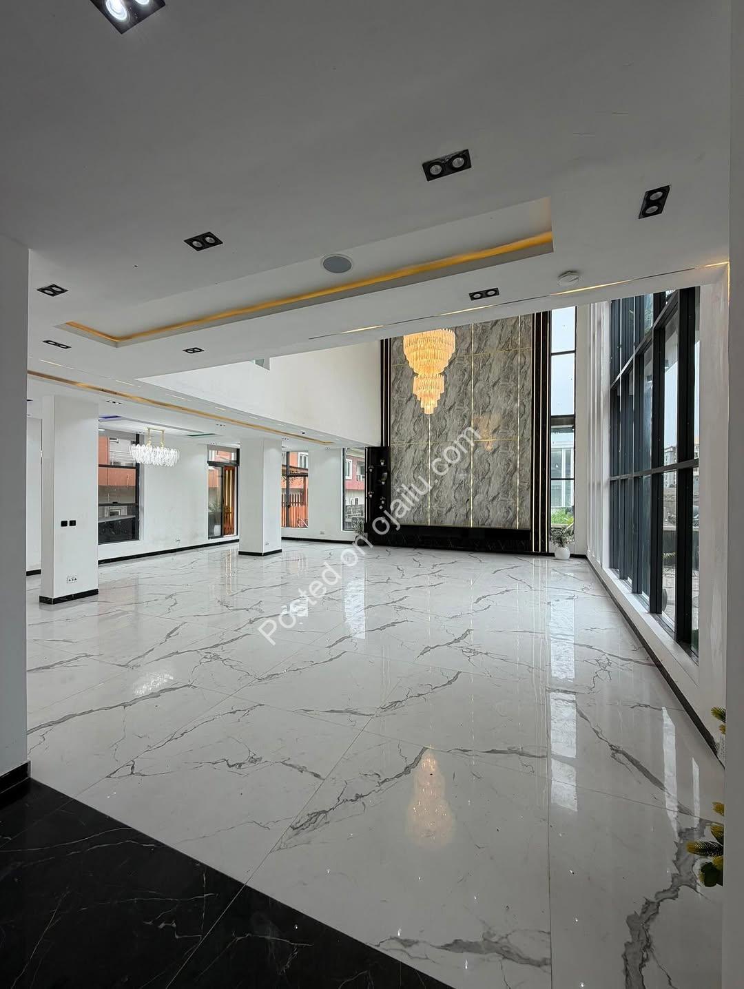 Stunning 5-Bed Duplex with Cinema & Pool in Lekki