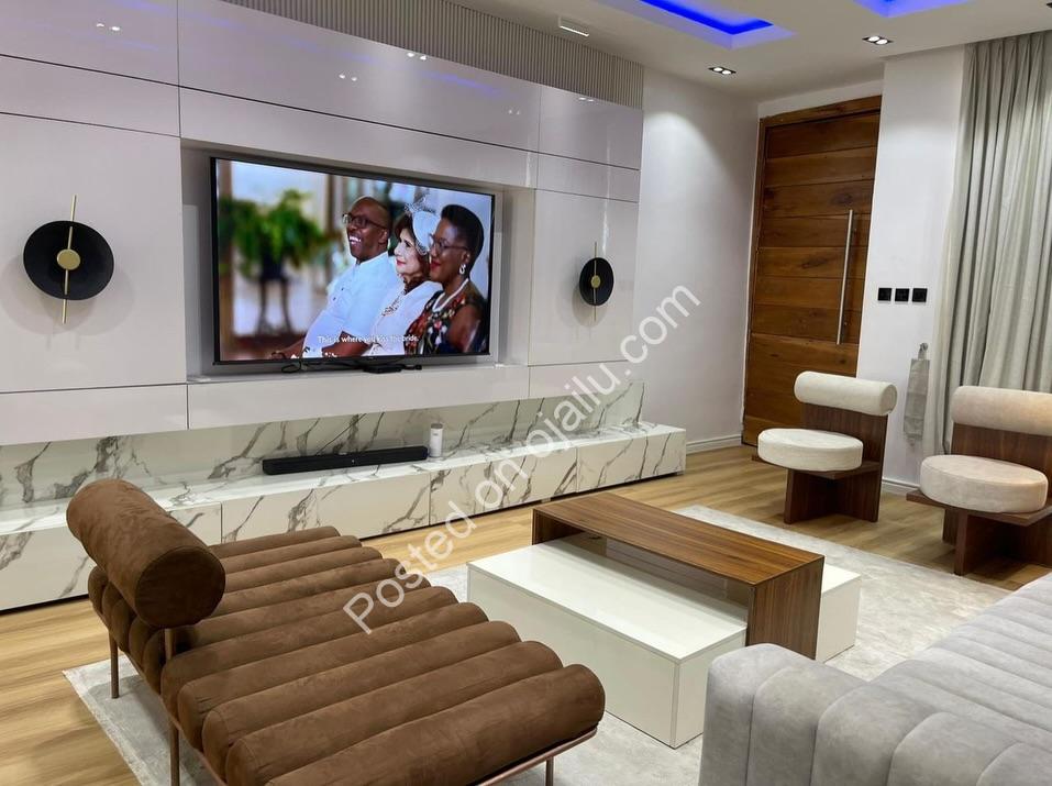 Lekki’s Masterpiece: 2-Bed Ensuite with Walk-In Closet