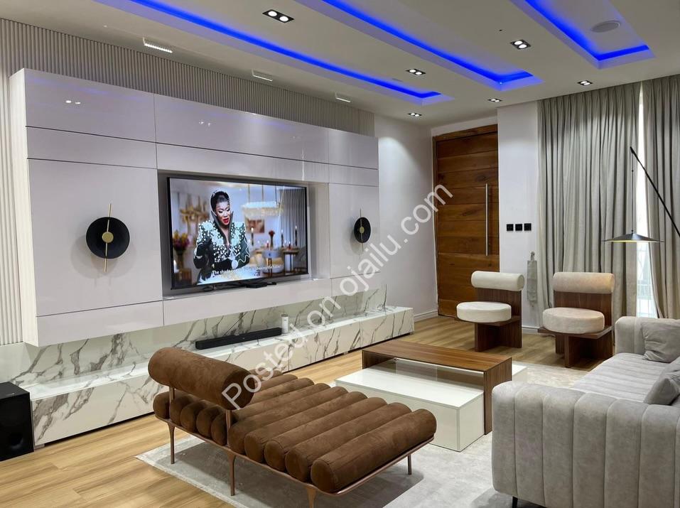 Lekki’s Masterpiece: 2-Bed Ensuite with Walk-In Closet