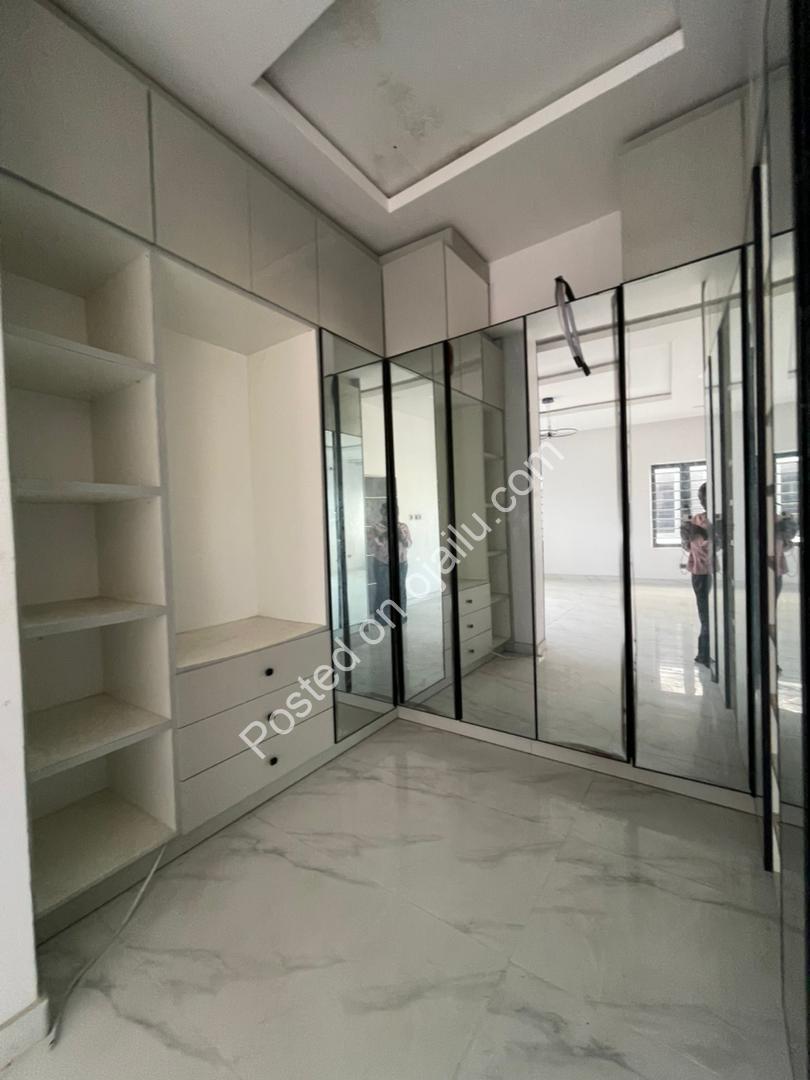 Elegant 5-Bedroom Haven with Resort-Style Pool & BQ