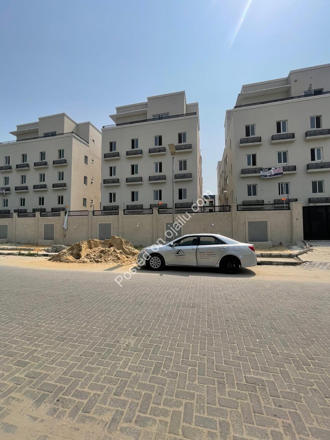 Sleek 2-Bedroom Gem in Ikate: Pool, Gym & Prime Investment