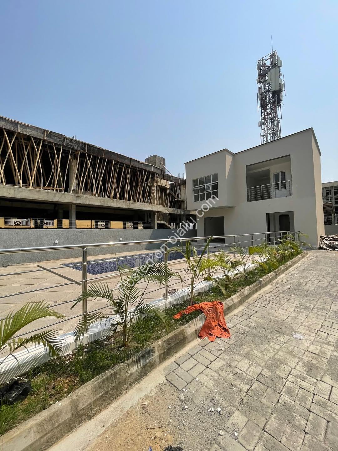 Sleek 2-Bedroom Gem in Ikate: Pool, Gym & Prime Investment