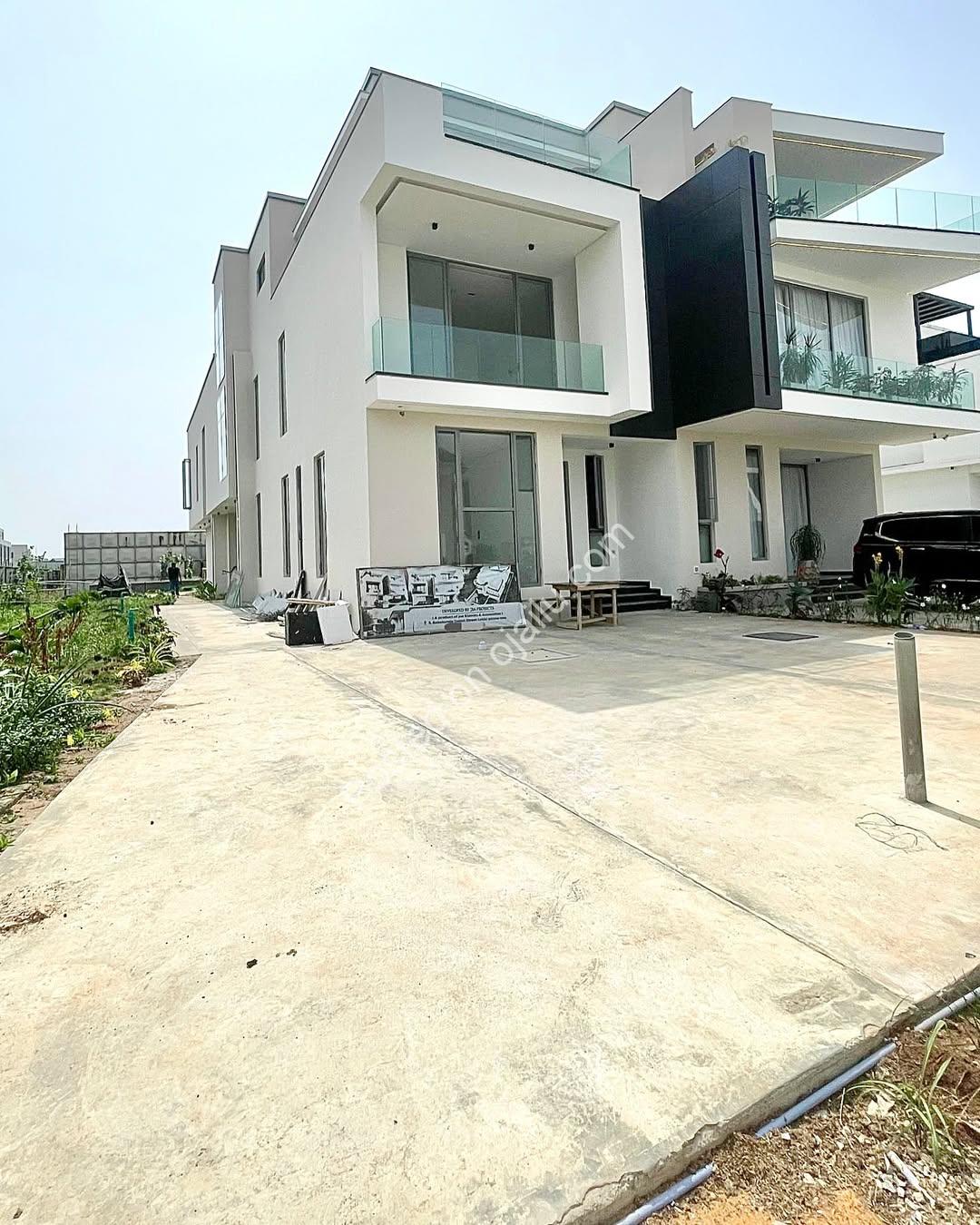Rooftop Serenity Awaits: 5-Bed Lekki Haven