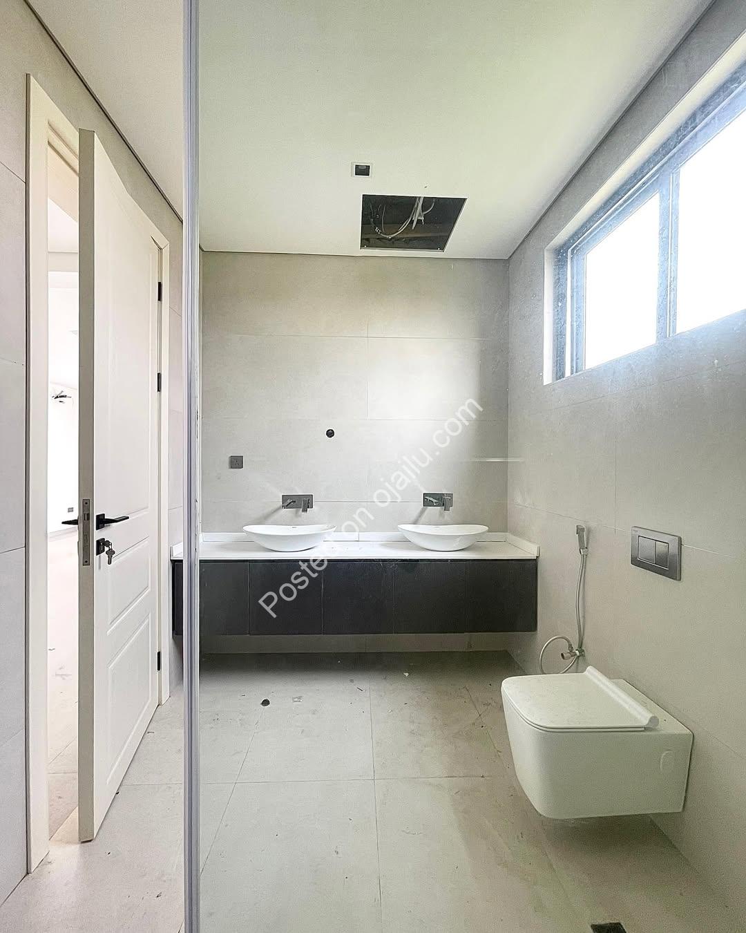 Rooftop Serenity Awaits: 5-Bed Lekki Haven