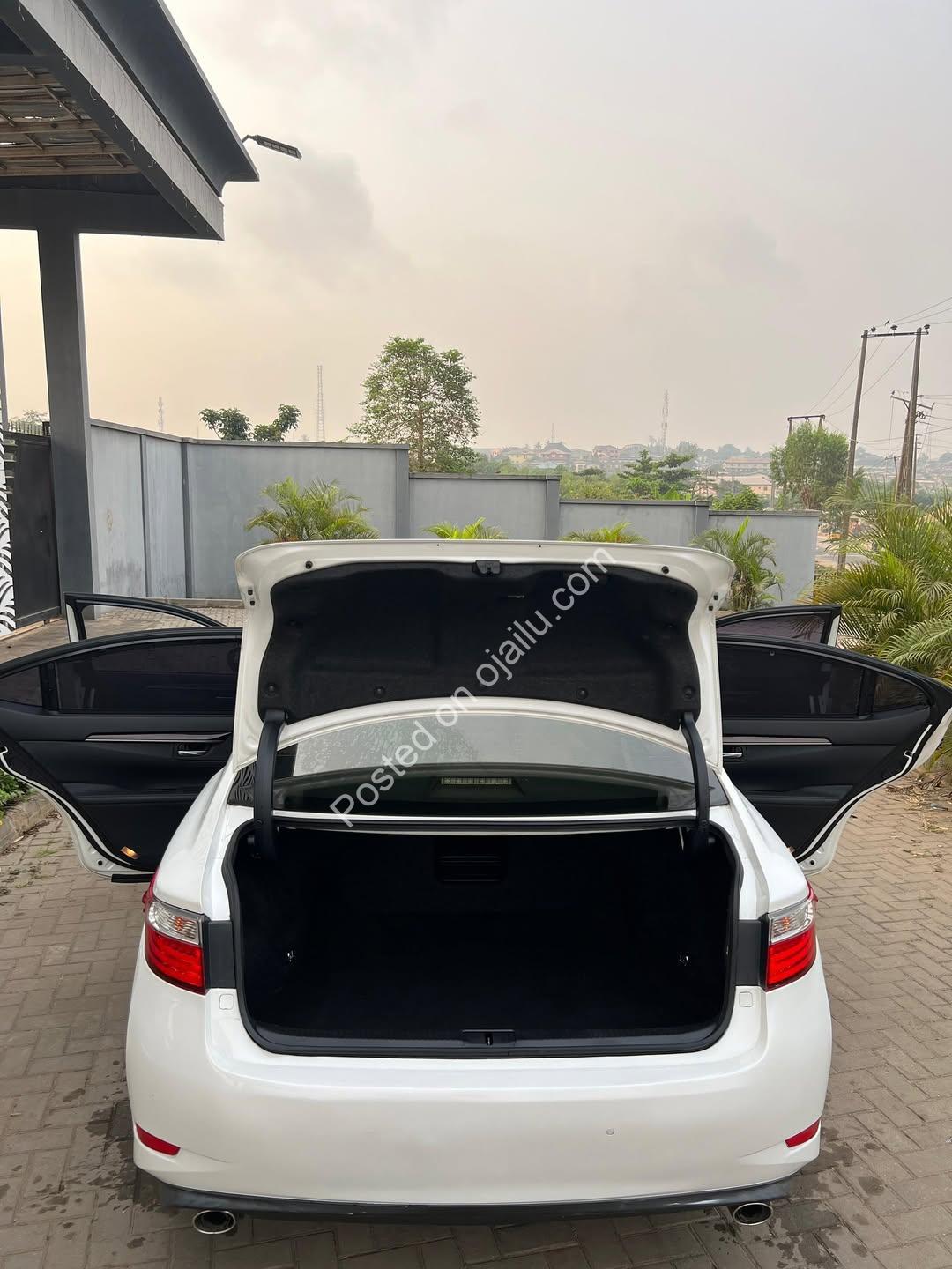 Luxury Lexus ES350: Full Option & Accident-Free