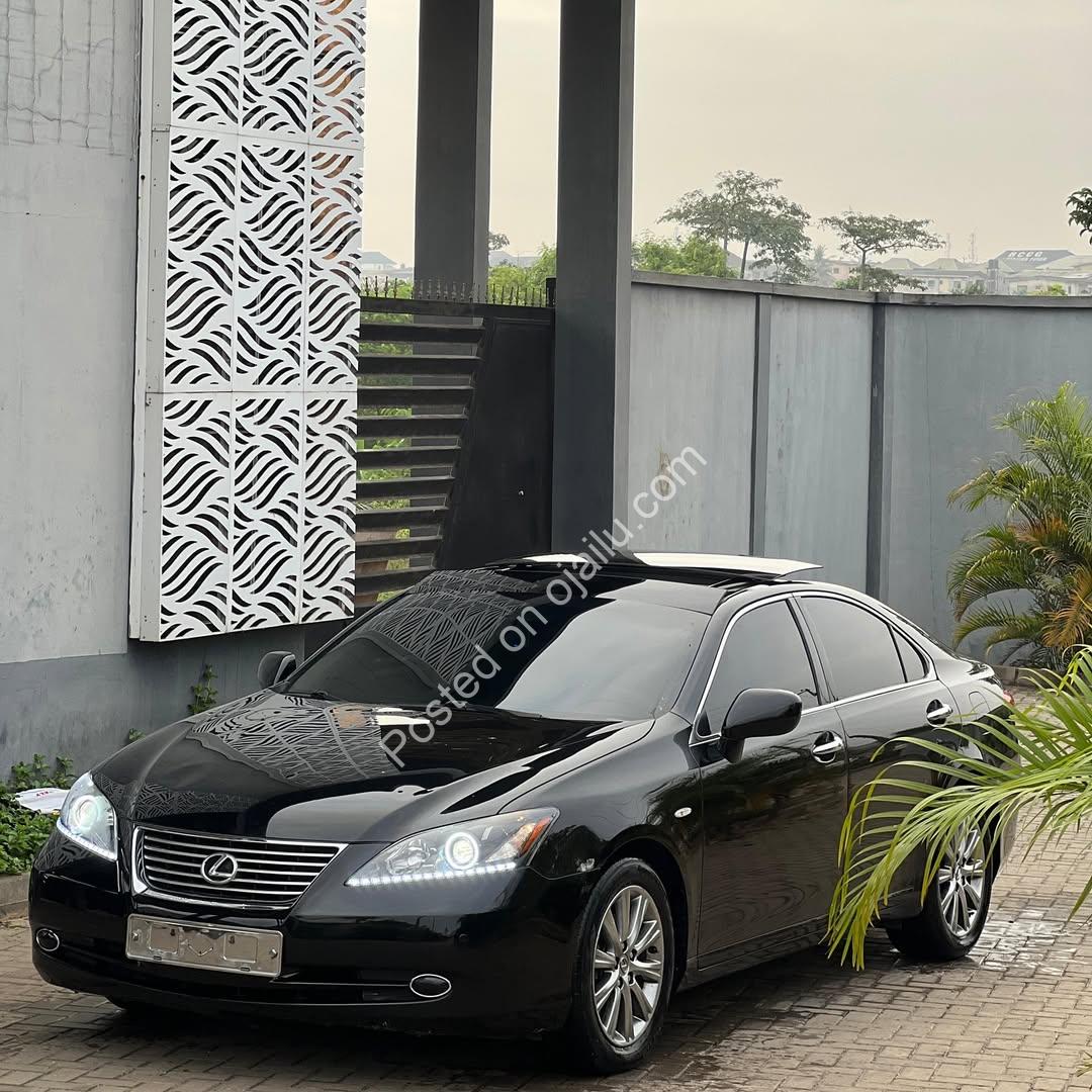 Rare Lexus ES350: Panoramic Roof & Korea Spec