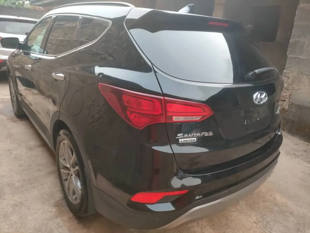 Luxury SUV: 6-Cyl Power & Pano Roof