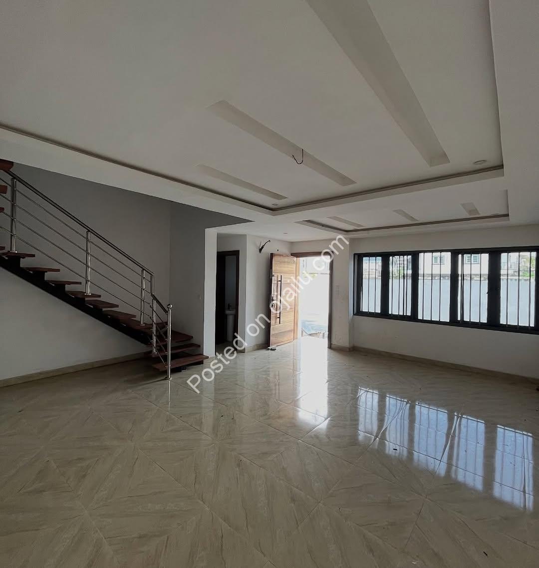 Lekki’s Finest: 4-Bed Terrace Duplex with Pool