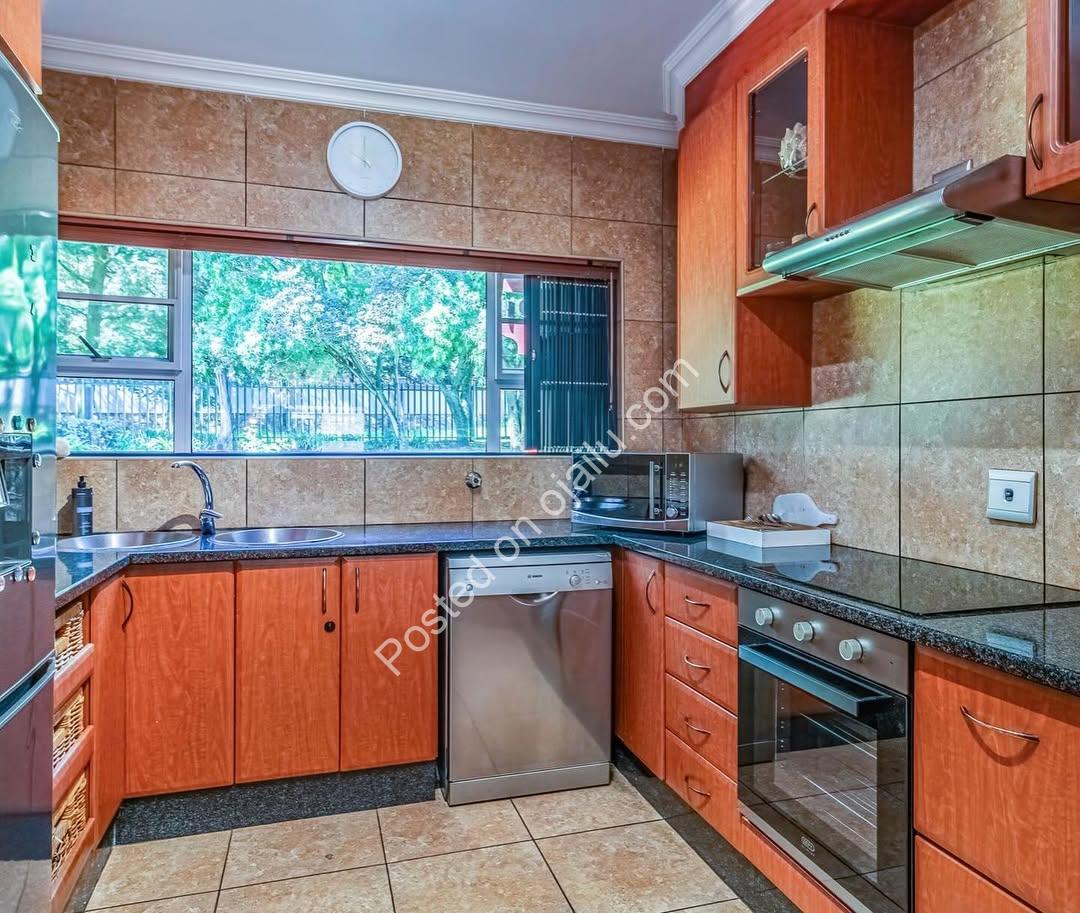 Modern 3-Bed Duplex: Your Private Garden Sanctuary