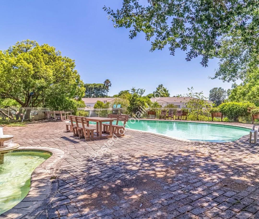 Modern 3-Bed Duplex: Your Private Garden Sanctuary