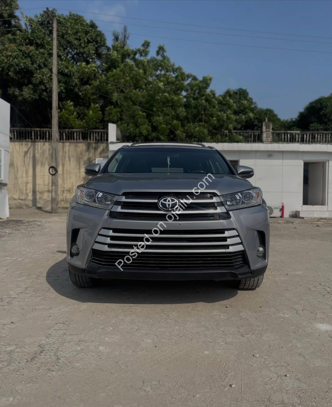 2016 Highlander XLE AWD: Luxury SUV, Sunroof, 3 Rows