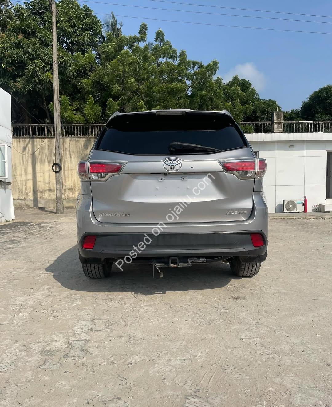 2016 Highlander XLE AWD: Luxury SUV, Sunroof, 3 Rows