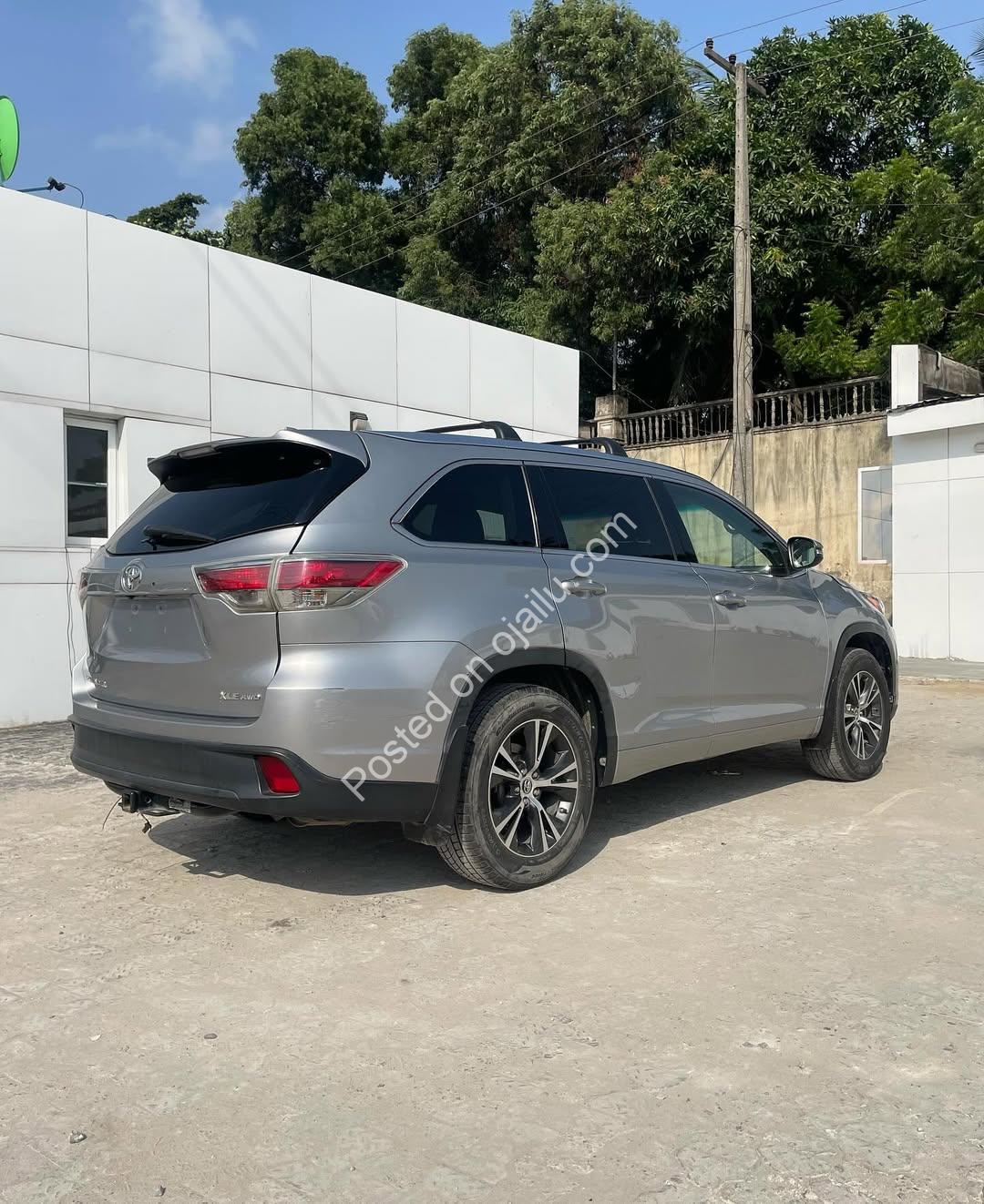 2016 Highlander XLE AWD: Luxury SUV, Sunroof, 3 Rows