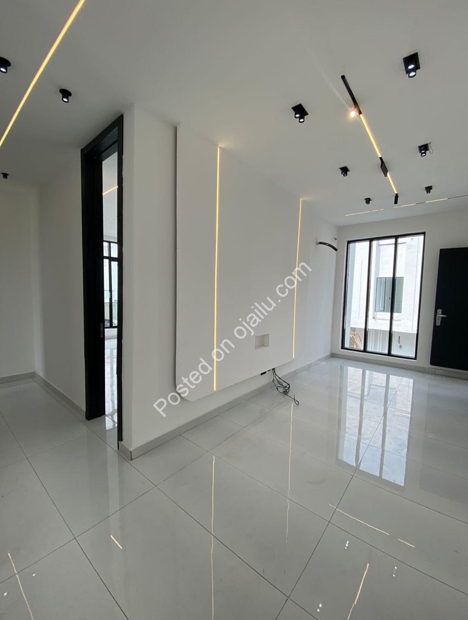 Exquisite 5-Bed Duplex in Prime Lekki | Brand New & Flood-Free