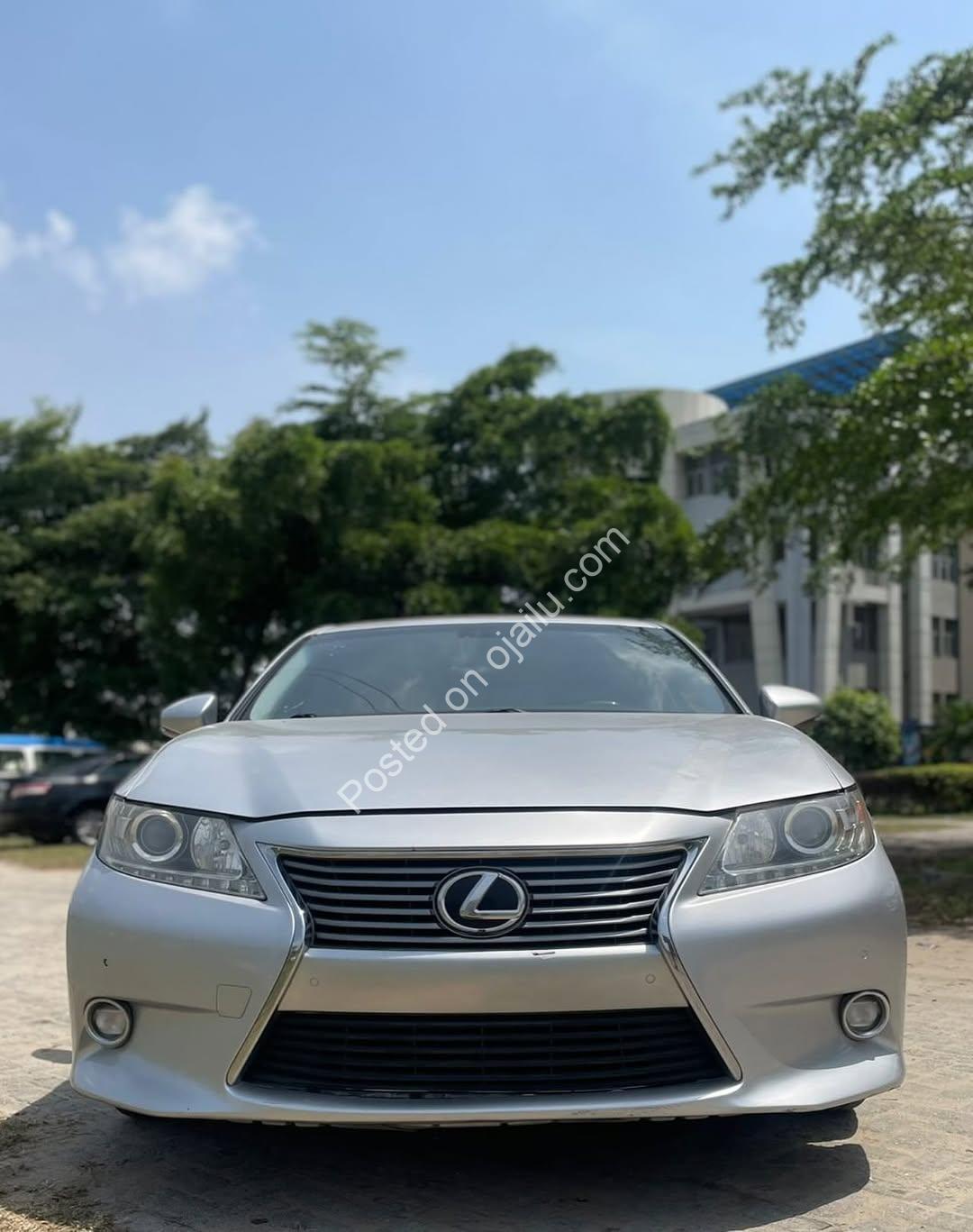 Luxury Lexus ES350: Pristine & Loaded