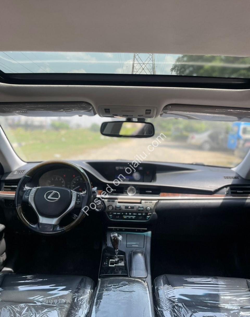 Luxury Lexus ES350: Pristine & Loaded