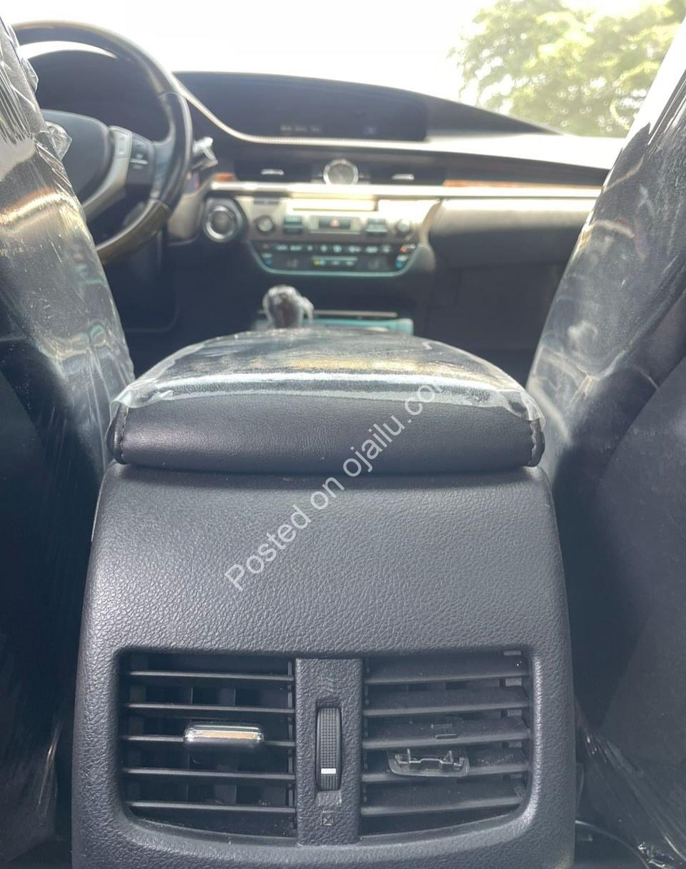 Luxury Lexus ES350: Pristine & Loaded