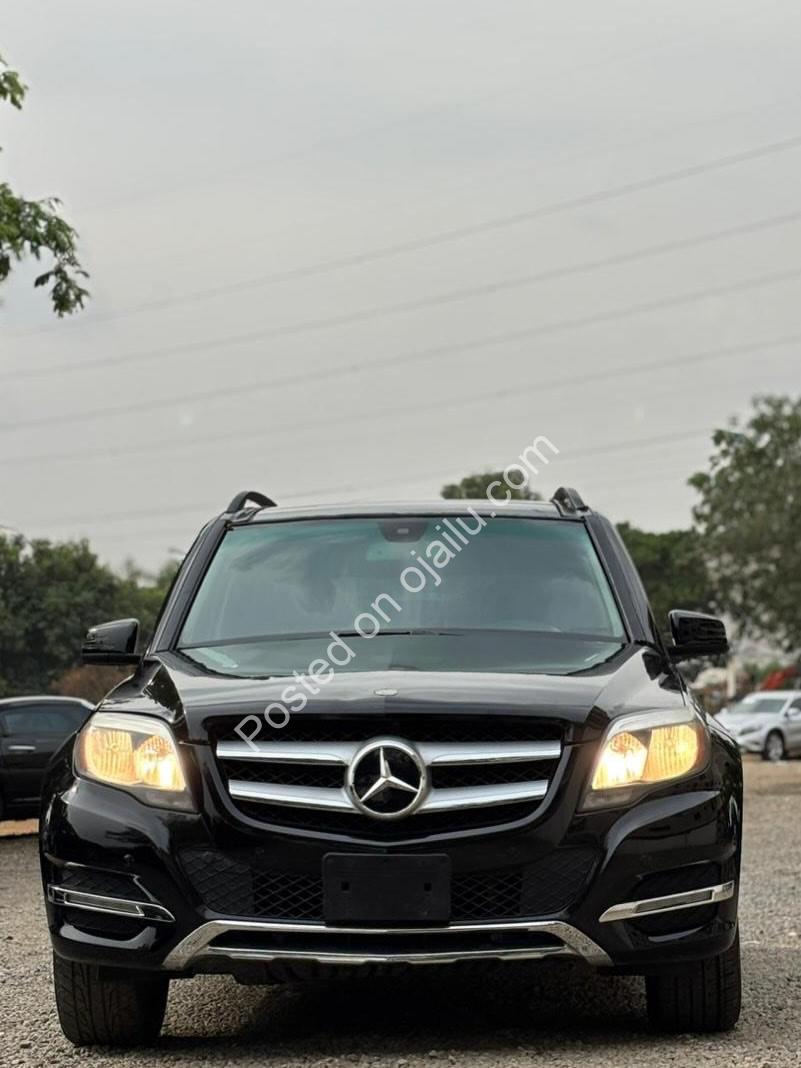 Luxury SUV: Panoramic Roof & Untouched Engine