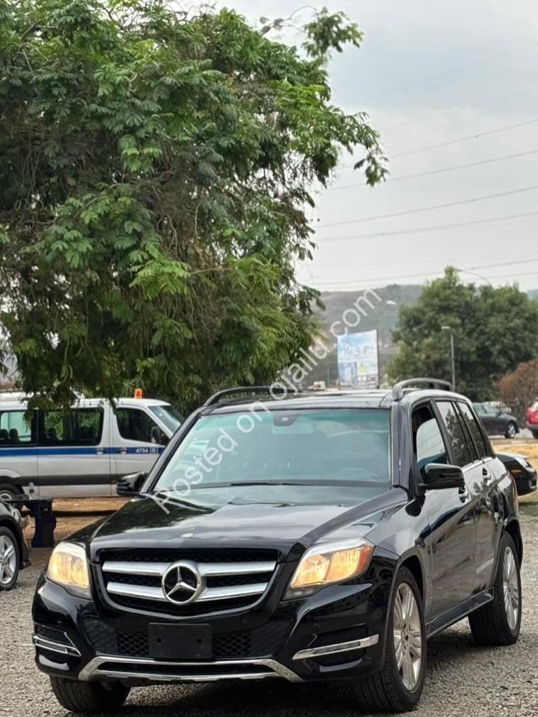 Luxury SUV: Panoramic Roof & Untouched Engine