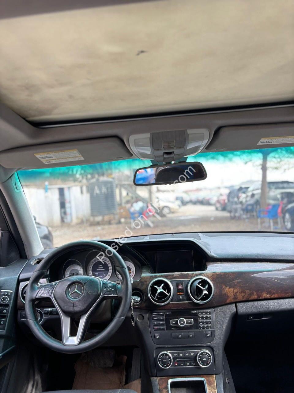 Luxury SUV: Panoramic Roof & Untouched Engine