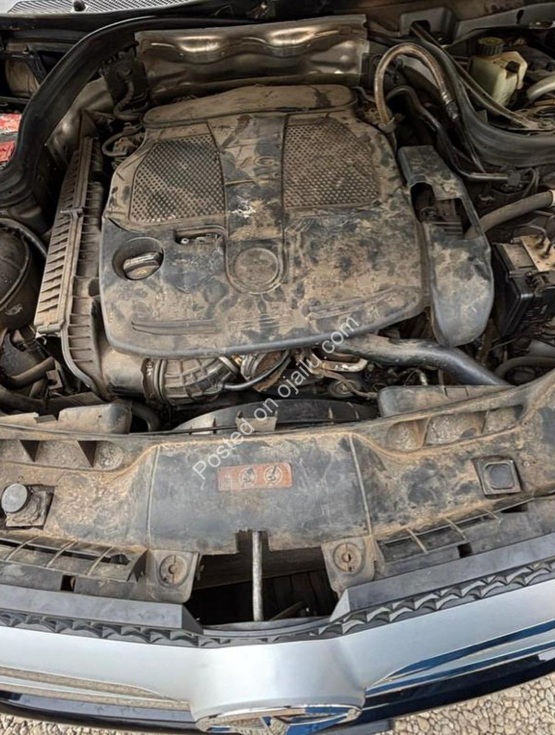 Luxury SUV: Panoramic Roof & Untouched Engine