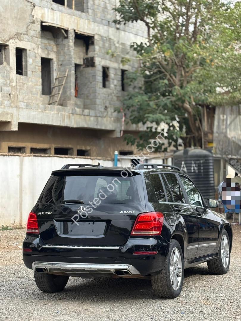 Luxury SUV: Panoramic Roof & Untouched Engine