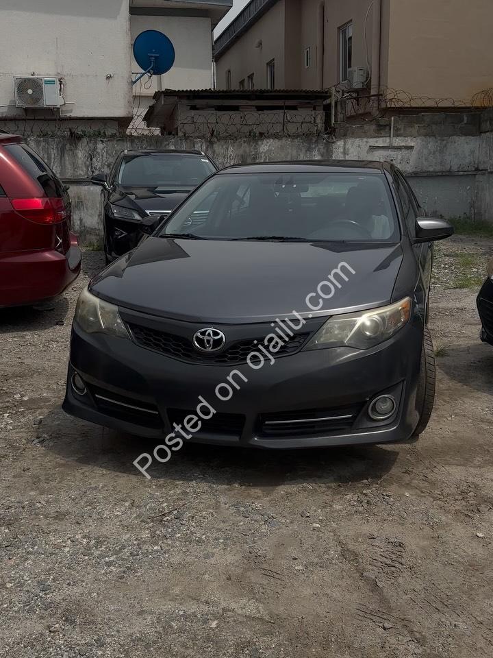 2014 Toyota Camry SE: Sporty, Reliable, & Fuel-Efficient