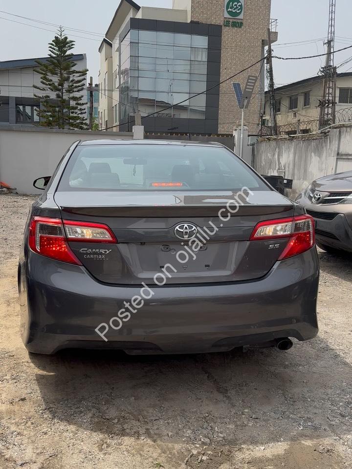 2014 Toyota Camry SE: Sporty, Reliable, & Fuel-Efficient