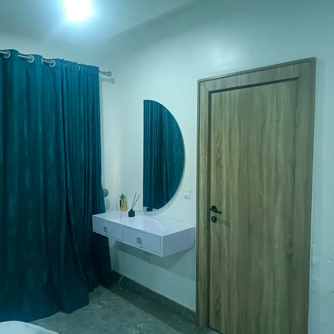 Mabushi Gem: Modern 2-Bed with Pool, Gym & Airbnb Potential