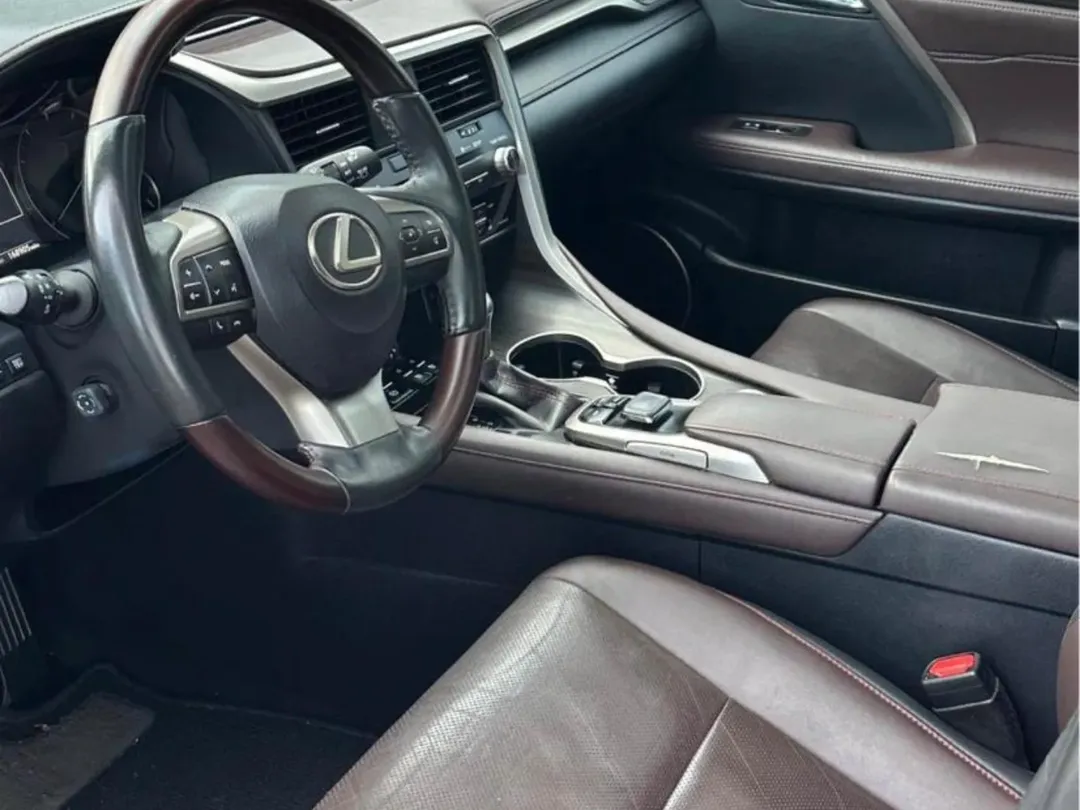 Luxury Lexus RX350: Pano Roof & Accident-Free