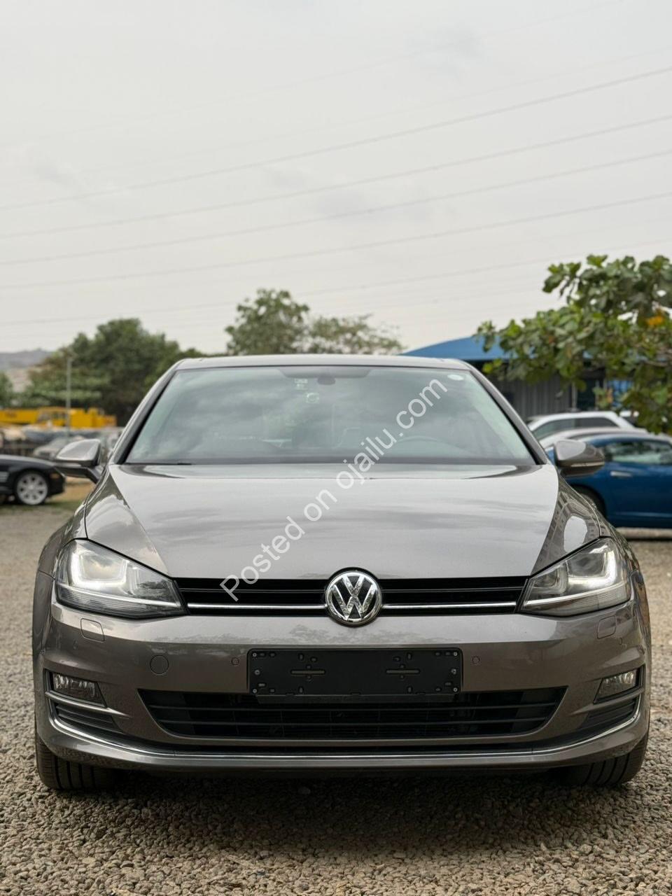 2017 VW Golf: Panoramic Roof, Leather & Keyless Entry