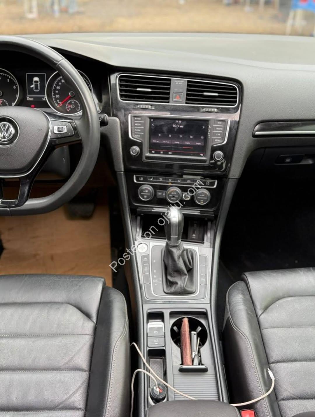 2017 VW Golf: Panoramic Roof, Leather & Keyless Entry