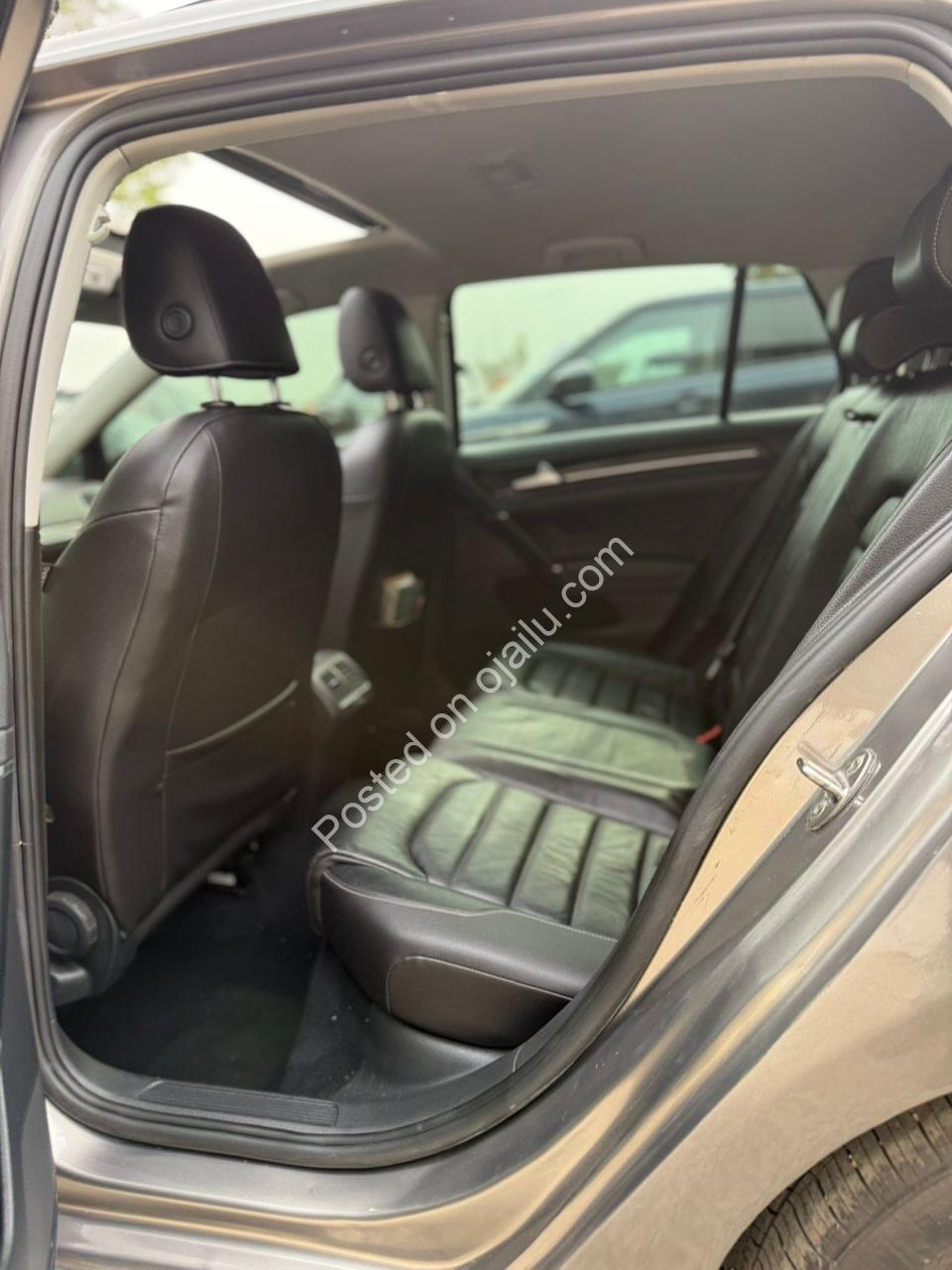 2017 VW Golf: Panoramic Roof, Leather & Keyless Entry