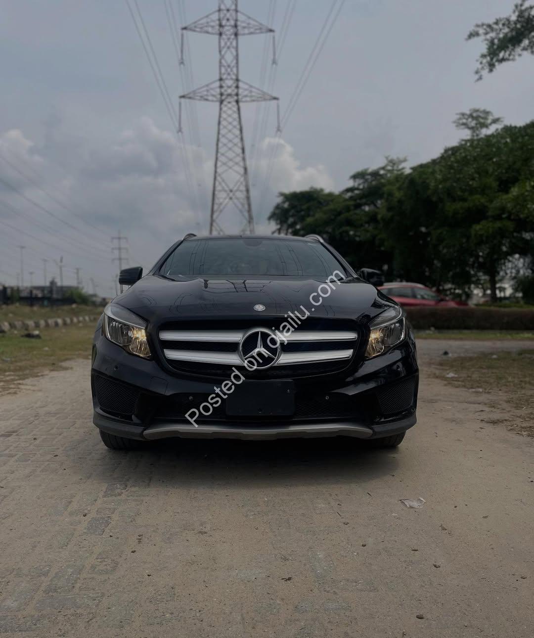 Luxury SUV: 2016 Mercedes GLA250 4MATIC