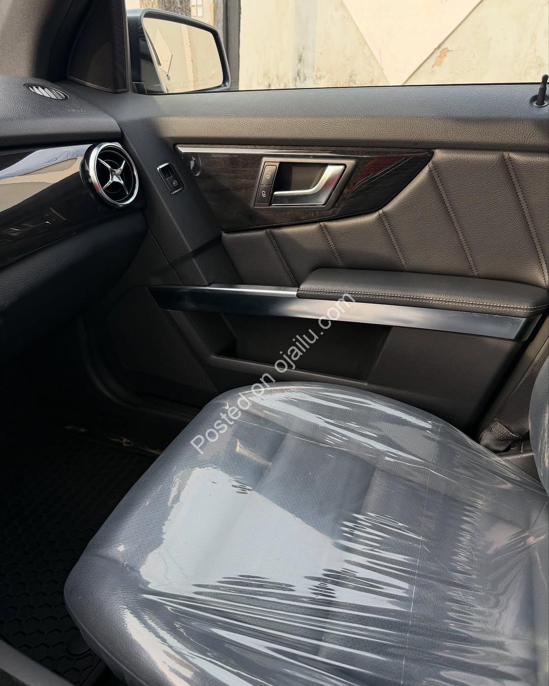 Luxury SUV: Power, Comfort & Prestige