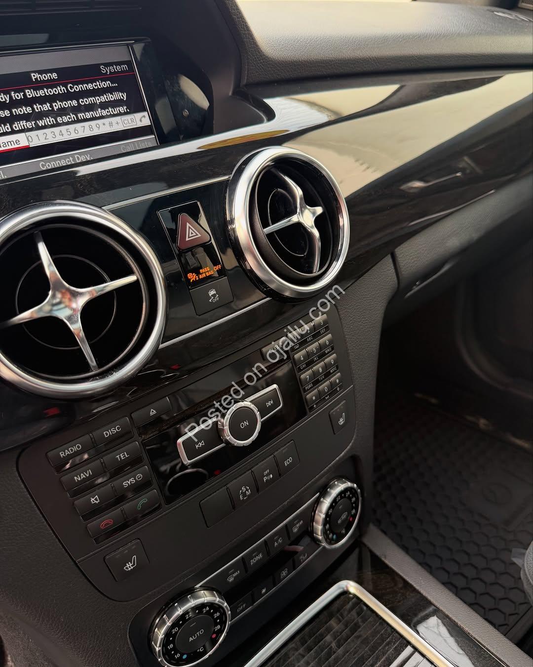 Luxury SUV: Power, Comfort & Prestige