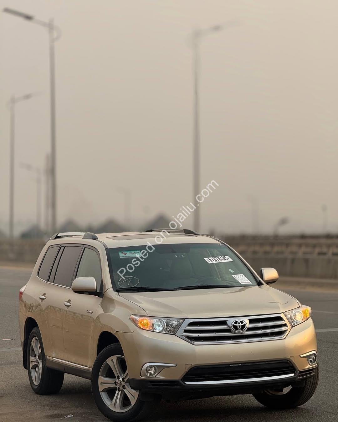 Luxury 2013 Toyota Highlander V6 – Abuja