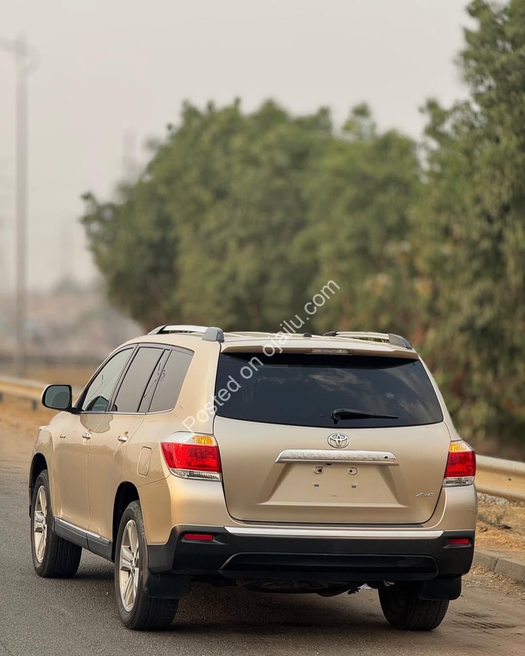 Luxury 2013 Toyota Highlander V6 – Abuja