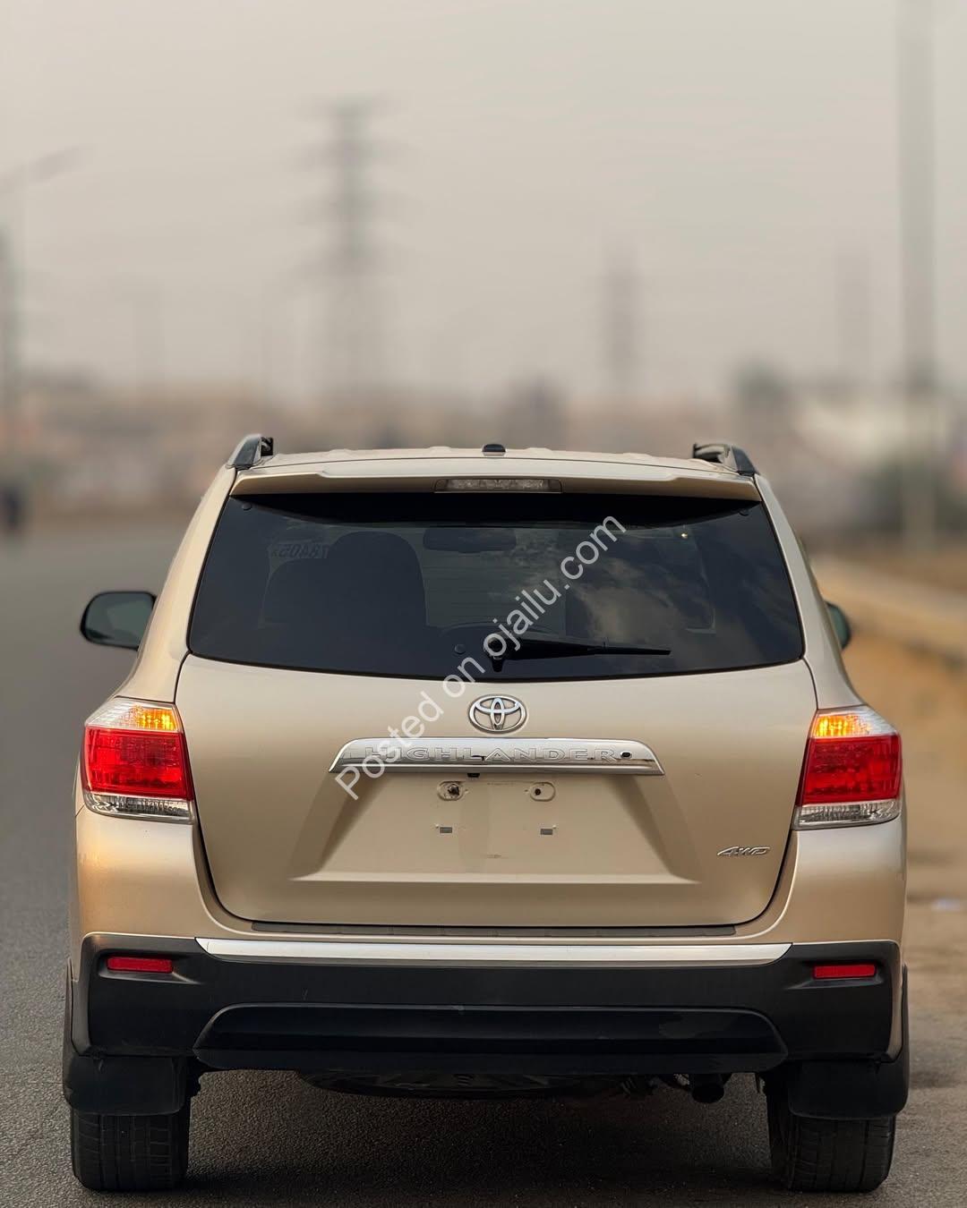 Luxury 2013 Toyota Highlander V6 – Abuja