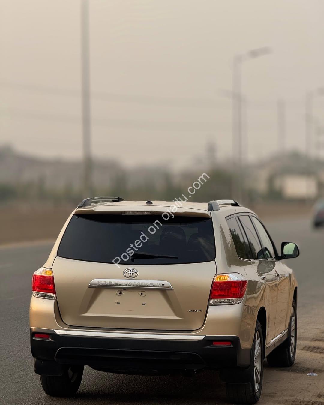 Luxury 2013 Toyota Highlander V6 – Abuja